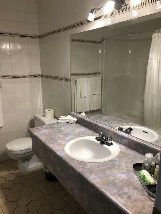 Travelodge By Wyndham Rigaud Ngoại thất bức ảnh